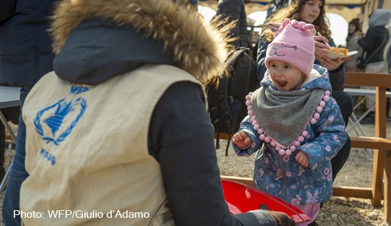 ©WFP/Giulio d'Adamo-Eugenya与粮食计划署供应链零售和市场办公室Irene Pazzano一起玩