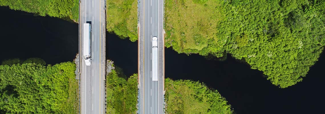 河上高速公路上的卡车